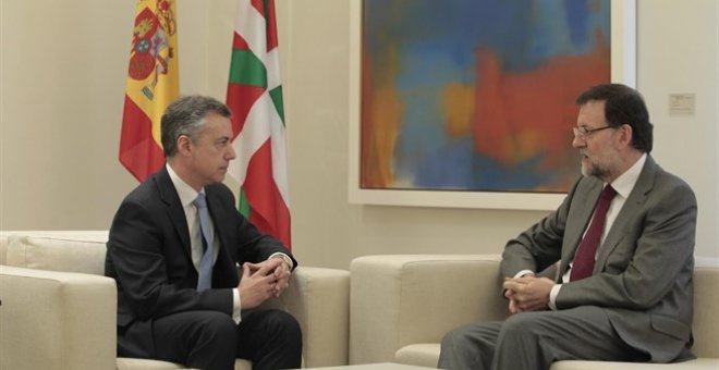 El lehendakari Íñigo Urkullu con el presidente del Gobierno, Mariano Rajoy, en una reunión en el Palacio de la Moncloa. E.P.