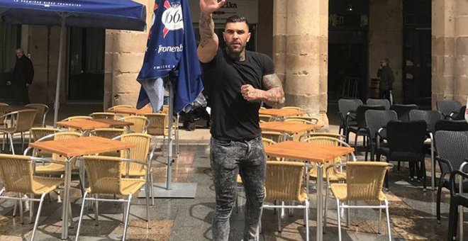 Manuel Herrera Perejón en la plaza de la agresión de Bilbao, por la que ha sido detenido.