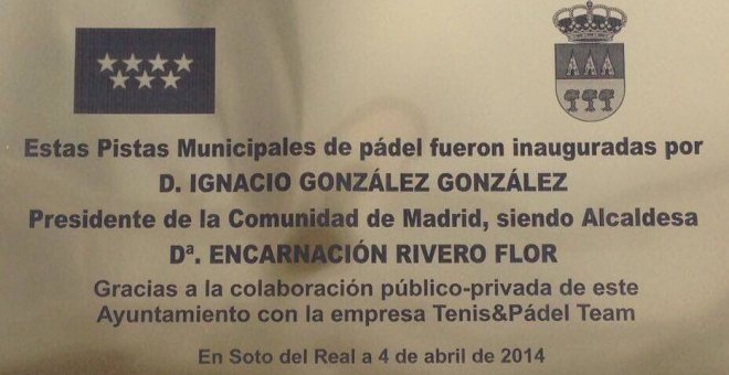 Placa de inauguración de Ignacio González en Soto del Real. Twitter
