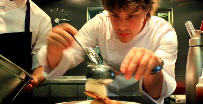 Jordi Cruz, chef del restaurante Àbac, emplatando un postre. (EFE)