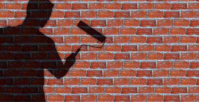 Empleado pinta una pared /Pixabay