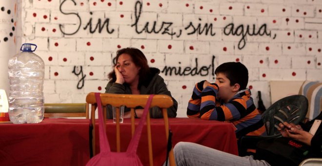 Una mujer desahuciada del proyecto de la Corrala de Vecinas La Utopia, en Sevilla. AFP