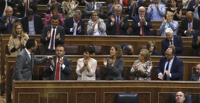 El portavoz parlamentario del PSOE, Antonio Hernando, recibe el aplauso de los diputados de su grupo tras su intervención en el debate en el pleno del Congreso de las enmiendas a la totalidad del proyecto de Presupuestos Generales del Estado para 2017. EF