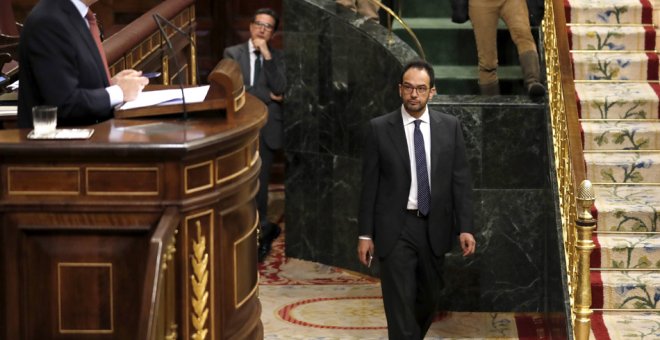 El ministro de Hacienda, Cristóbal Montoro, durante su intervención en la segunda sesión del debate de las enmiendas a la totalidad de los presupuestos de 2017. EFE/Sergio Barrenechea