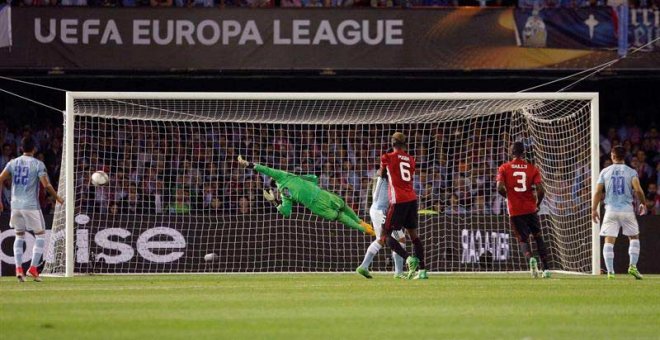 El portero del Celta Sergio Álvarez trata de evitar el gol del Manchester United. | SALVADOR SAS