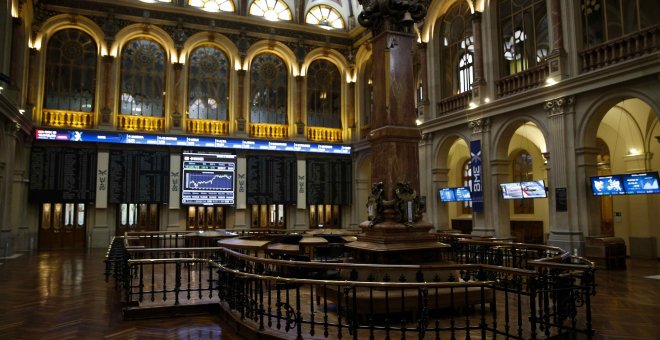 El patio de negociación de la Bolsa de Madrid, con los paneles informativos. EFE/Paco Campos