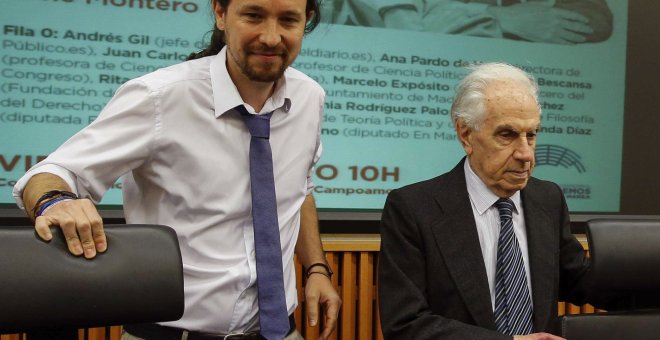 El secretario general de Podemos, Pablo Iglesias, junto al filósofo y senador del Partido Democrático italiano Mario Tronti, momentos antes del coloquio 'De Tangentopoli a la Trama', en el Congreso de los Diputados. EFE/Paco Campos