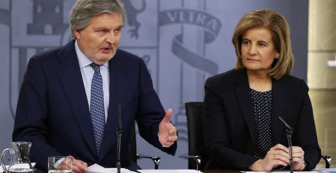 El ministro de Educación, Cultura y Deporte, y portavoz del Gobierno, Íñigo Méndez de Vigo (i), y la ministra de Empleo, Fátima Báñez (d), durante la rueda de prensa posterior a la reunión del Consejo de Ministros / EFE