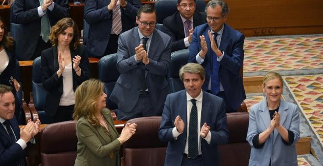 La consejera de Economía de la Comunidad de Madrid, Engracia Hidalgo, junto al portavoz, Angel Garrido y Cristina Cifuentes, durante la sesión del debate de presupuestos regionales / EFE/ Fernando Villar