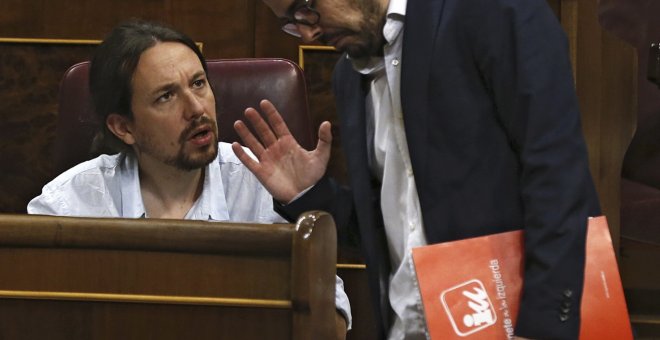 El secretario general de Podemos, Pablo Iglesias, y el líder de IU, Alberto Garzón, durante el debate en el pleno del Congreso de las enmiendas a la totalidad del proyecto de Presupuestos Generales del Estado para 2017. EFE/Kiko Huesca