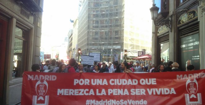 Pancarta de la manifestación 'Madrid no se vende', en la Plaza de Canalejas. F.G.