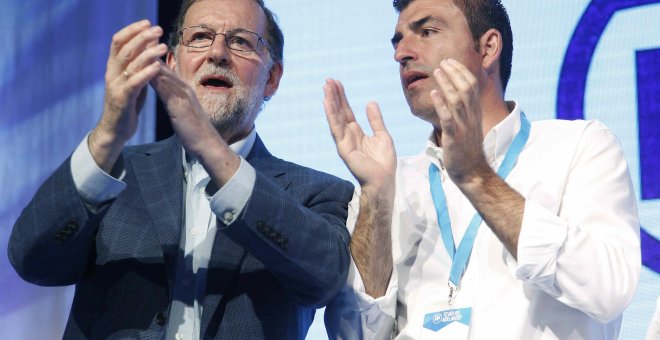 El presidente del Gobierno y del PP, Mariano Rajoy, junto Manuel Domínguez, que ha sido reelegido como presidente insular del partido, en la clausura del VIII Congreso del Partido Popular de Tenerife. EFE/Cristóbal García