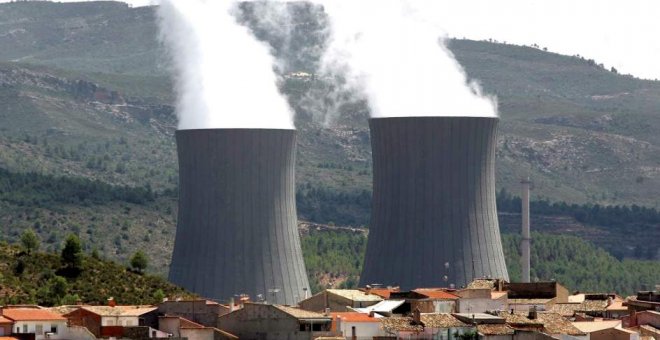 Las torres de refrigeración de la central nuclear de Cofrentes (Valencia), operada por Iberdrola, que emergen tras el pueblo. EFE