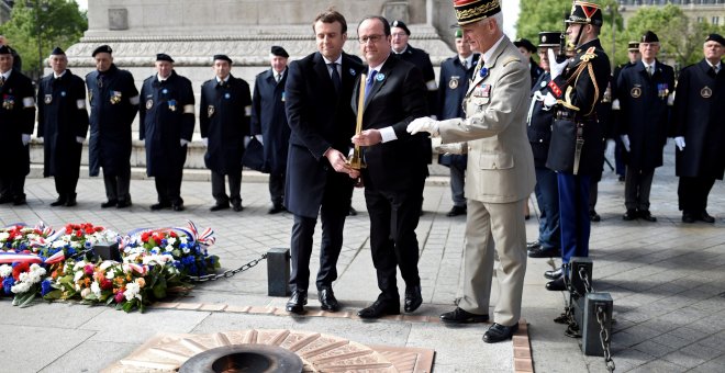 Emmanuel Macron y su antecesor en el cargo, François Hollande, durante el homenaje a las víctimas de la Segunda Guerra Mundial. - REUTERS