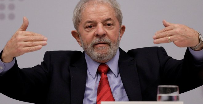 El expresidente brasileño Lula da Silva  gesticula durante una charla en Brasilia. - REUTERS