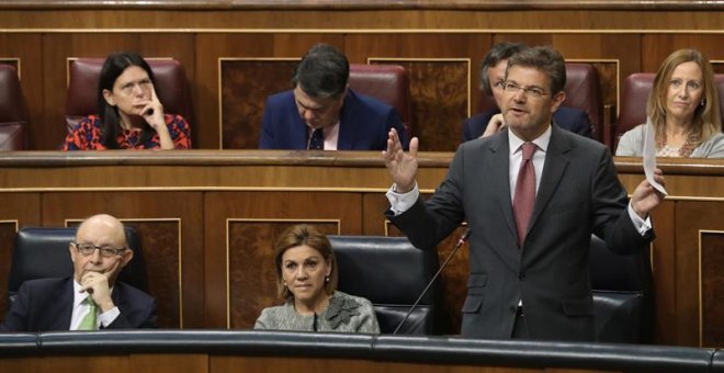 El ministro de Justicia Rafael Catalá, junto a los titulares de Defensa, María Dolores de Cospedal, y de Hacienda, Cristóbal Montoro (i), durante su intervención este miércoles en la sesión del control al Gobierno en el Congreso de los Diputados / EFE