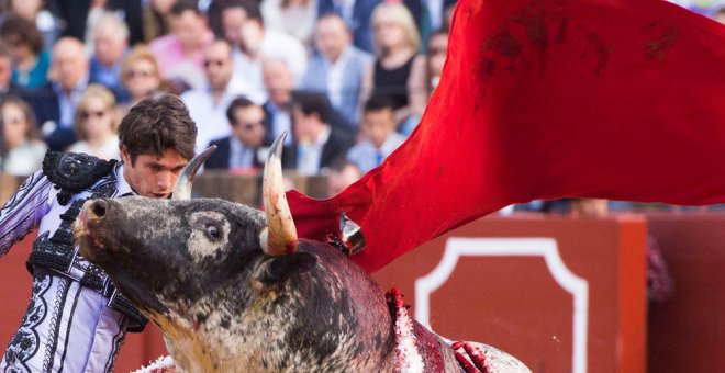 Un toro herido y ensangrentado durante la Feria de Abril de Sevilla. EFE