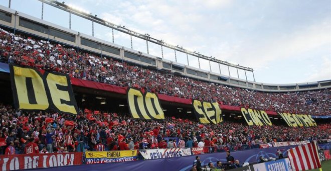 Interior del estadio Vicente Calderón con el mosaico. /EFE