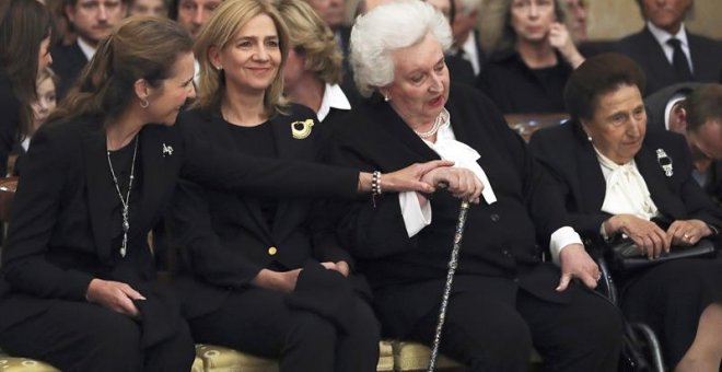 Las infantas Elena y Cristina, junto a las infantas Pilar y Margarita, hermanas del Rey emérito Juan Carlos, durante el funeral por la infanta Alicia de Borbón-Parma. EFE/Ballesteros