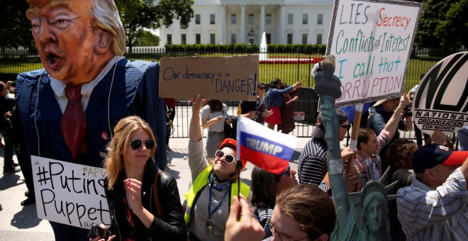 Un grupo de personas se manifiesta contra Donald Trump junto a la Casa Blanca. - REUTERS