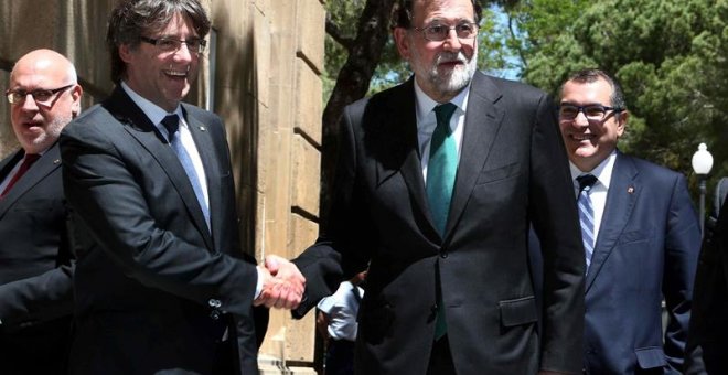 Rajoy y Puigdemont se saludan en la inauguración del Salón del Automóvil de Barcelona / EFE