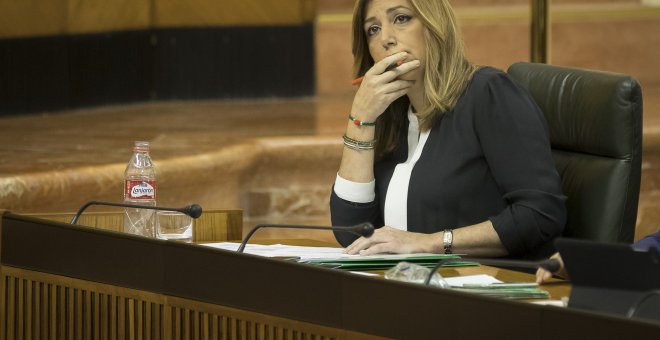 La presidenta andaluza, Susana Díaz, escucha desde su escaño una de las intervenciones en la Sesión de Control al Ejecutivo en el Parlamento de Andalucía en Sevilla. EFE/Julio Muñoz