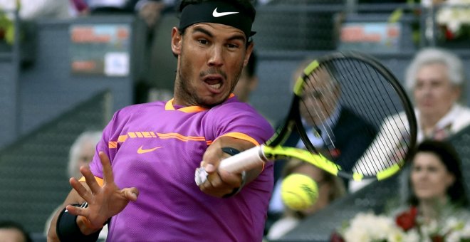 El tenista español Rafael Nadal, durante su partido ante el austriaco Dominic Thiem, correspondiente a la final del torneo Mutua Madrid Open que se está disputando en la Caja Mágica, en Madrid. EFE/Sergio Barrenechea