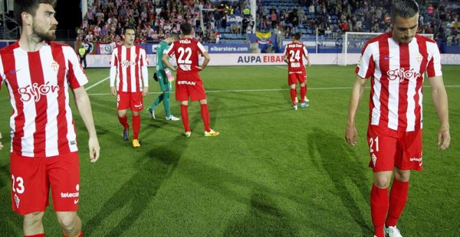 Los jugadores del Sporting se marchan desolados de Ipurúa. /EFE