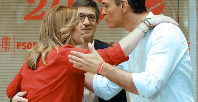 Los candidatos del PSOE se saludan a su llegada al debate. /EFE