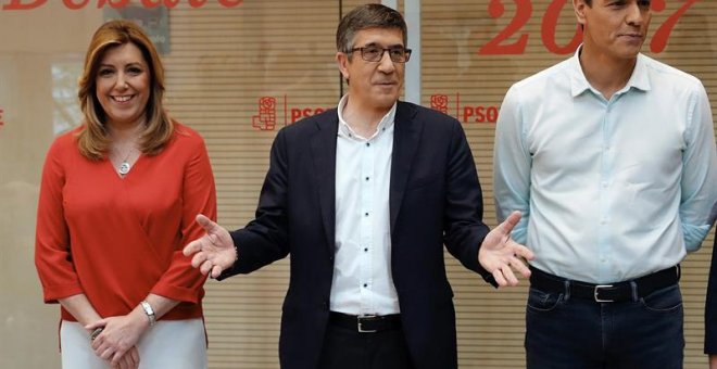 Los candidatos a la Secretaría General del PSOE, Susana Díaz (i), Patxi López (c) y Pedro Sánchez (d), posan en la sede del partido en la madrileña calle de Ferraz. /EFE