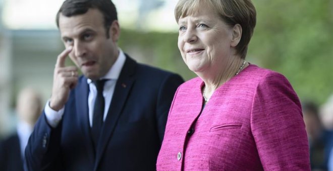 Emmanuel Macron y Angela Merkel, en Berlín. / CLEMENS BILAN (EFE)