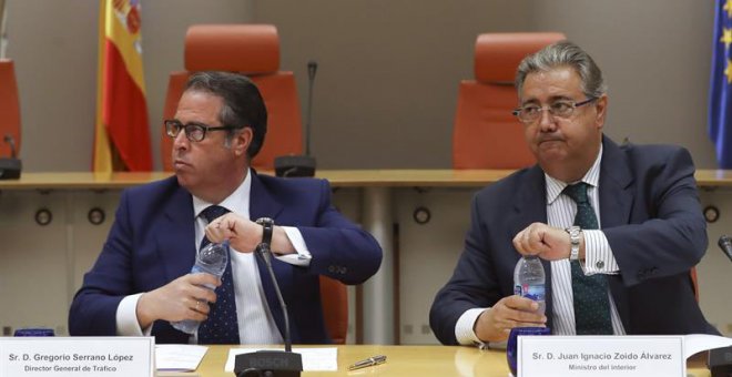 El ministro del Interior, Juan Ignacio Zoido (derecha), y el director de la Dirección General de Tráfico, Gregorio Serrano (izquierda), durante la reunión del Comité de Seguridad Vial. | EFE