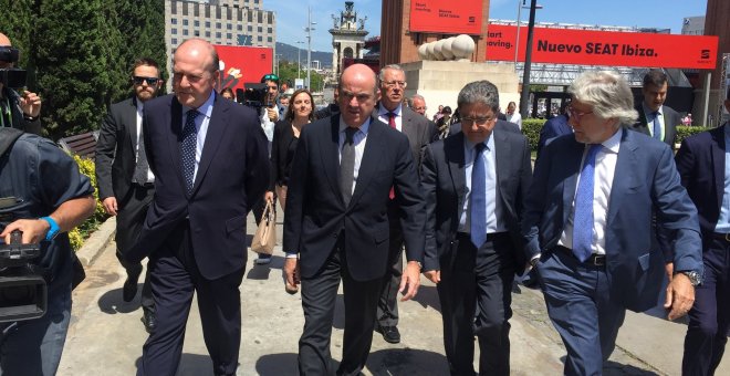 El ministro de Economía, Luis de Guindos, en el salón Automobile Barcelona. E.P.