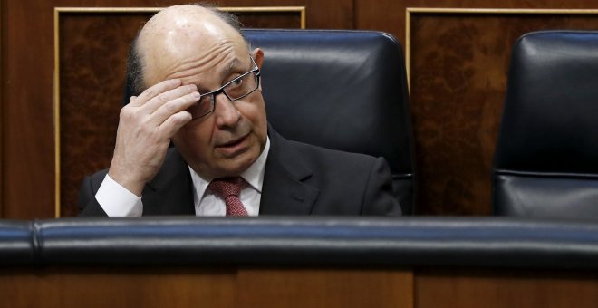 El ministro de Hacienda, Cristóbal Montoro, en su escaño del Congreso de los Diputados. EFE/Chema Moya
