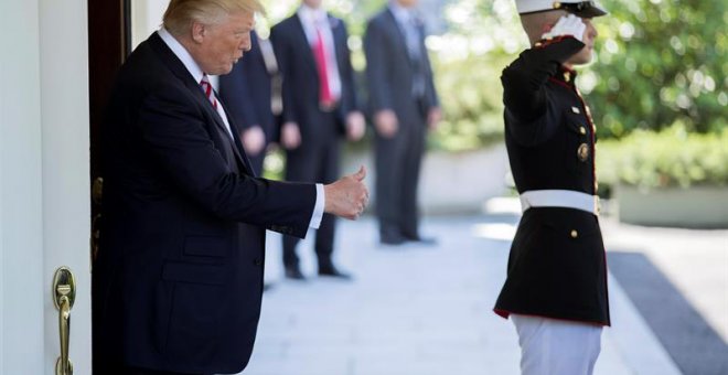 El presidente de los Estados Unidos, Donald Trump, se dispone a recibir al Presidente de Turquía, Recep Tayyip Erdogan (fuera de cuadro), en la Casa Blanca. | SHAWN THEW (EFE)