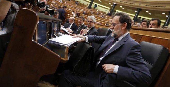 El presidente del Ejecutivo, Mariano Rajoy, momentos antes del incio hoy de la sesión de control al Gobierno en el Congreso de los Diputados. | JAVIER LIZÓN (EFE)