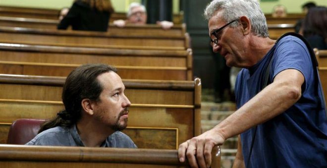 Pablo Iglesias charla con Diego Cañamero en el Congreso. | CHEMA MOYA (EFE)