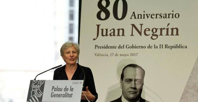 La nieta de Juan Negrín, Carmen, durante el acto en recuerdo de su abuelo celebrado en Valencia. | MANUEL BRUQUE (EFE)