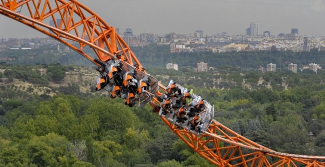 La montaña rusa del Parque de Atracciones de Madrid, gestionado por Parques Reunidos, con la ciudad al fondo.