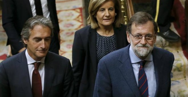 El presidente del Gobierno, Mariano Rajoy (d), el ministro de Fomento, Íñigo de la Serna, y la ministra de Empleo y Seguridad Social, Fátima Báñez, tras el pleno de hoy en el Congreso de los Diputados en el que se aprobó el decreto de la estiba. | EFE