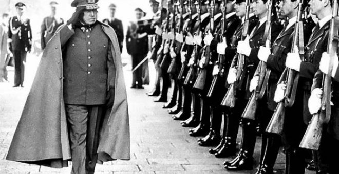 Pinochet saluda a soldados del Ejército chileno, en su etapa como dictador.