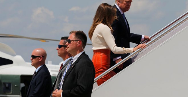 Trump sube al Air Force One con la primera dama para su primer viaje internacional. REUTERS/Jonathan Ernst