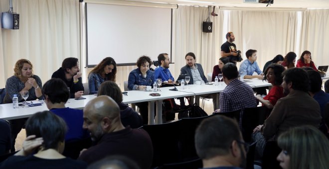 Momento de la reunión esta mañana del Consejo Ciudadano Estatal de Podemos horas antes de la concentración que ha convocado en favor de las mociones de censura contra el jefe del Ejecutivo, Mariano Rajoy, y la presidenta de la Comunidad de Madrid, Cristin