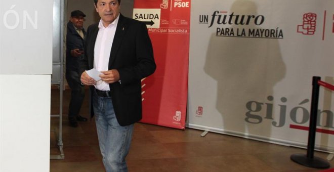 El presidente de la gestora, Javier Fernández, a su llegada a la sede de Gijón para votar / EFE