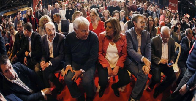 Susana Díaz, con Alfredo Pérez Rubalcaba, Felipe González, José Luis Rodríguez Zapatero, Alfonso Guerra y varios barones socialistas el pasado 25 de marzo, en la presentación en Madrid de la candidatura de dirigente andaluza a las primarias del PSOE. EFE