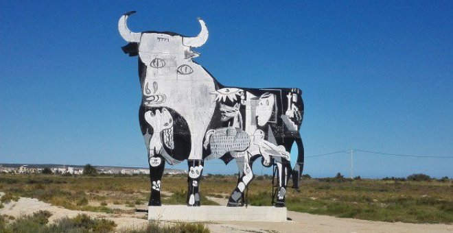 El Guernica pintado sobre un toro de Osborne