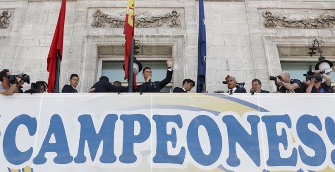 Los jugadores del Real Madrid en la sede de la Comunidad de Madrid, dentro de las celebraciones por el título de liga. /EFE
