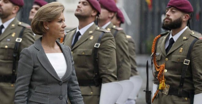 La ministra de Defensa, María Dolores de Cospedal, pasando revista a las tropas. Archivo EFE