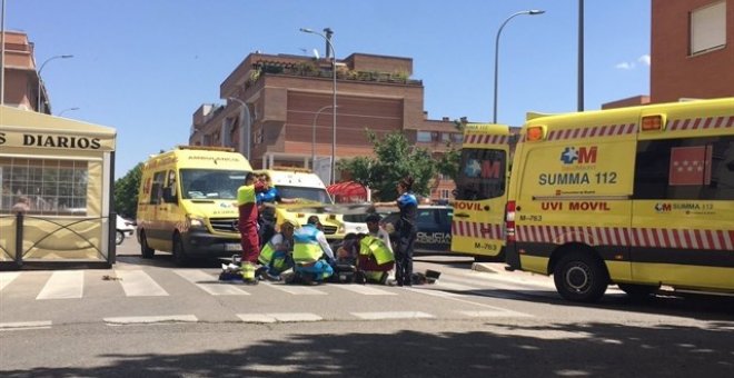Los servicios de emergencia tratan de reanimar al anciano de 81 años en Torrejón de Ardoz (Madrid).-112