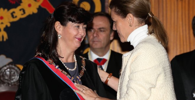 La magistrada Concepción Espejel con la entonces presidenta de Castilla-La Mancha, María Dolores de Cospedal, el día que le impuso  la Gran Cruz de la Orden de San Raimundo de Peñafort, en junio de 2015. EFE